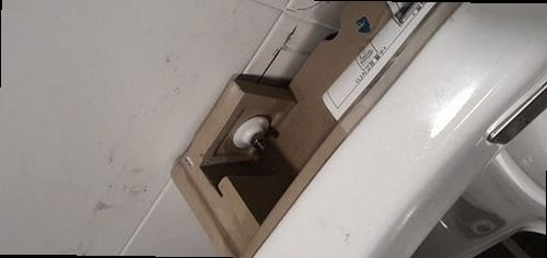 천안시 서북구 부성2동 하수구막힘 배수구 주변의 물 고임과 배수 상태를 점검하는 모습