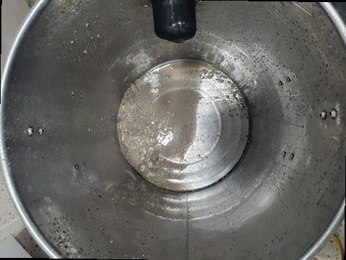 천안시 서북구 쌍용3동 하수구막힘 배수구 주변의 물 고임과 악취 발생 여부를 확인하는 모습