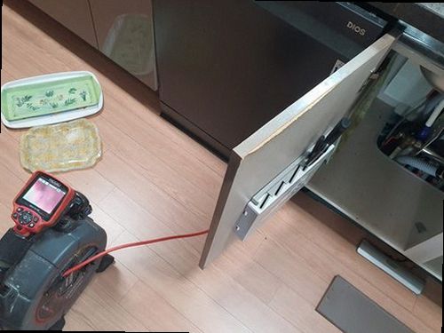 천안시 서북구 하수구막힘 배수구 주변에 물이 고인 상태와 거름망에 쌓인 이물질