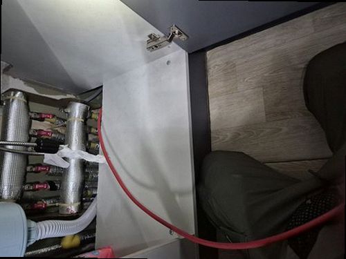 천안시 서북구 쌍용2동 하수구막힘 싱크대 하부 배관과 배수 연결부를 점검하는 현장